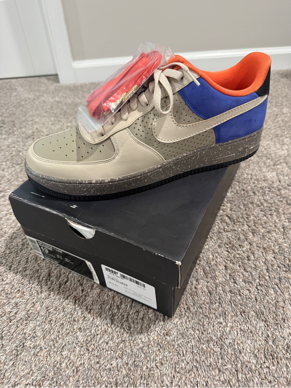 (NY KNICKS) Nike AF1 Supreme Mowabb Low-Top Sneaker in Beige, Blue & Orange